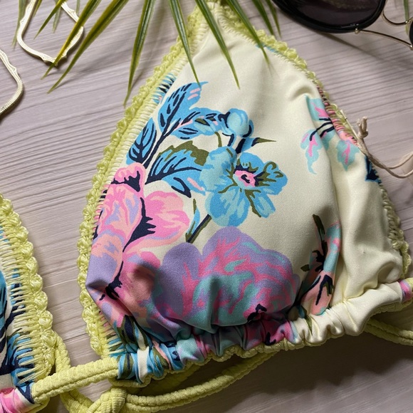 Maaji • Reversible Floral Yellow Sliding Triangle Bikini Top 👙🌴🏄🏼‍♀️ - Picture 2 of 9